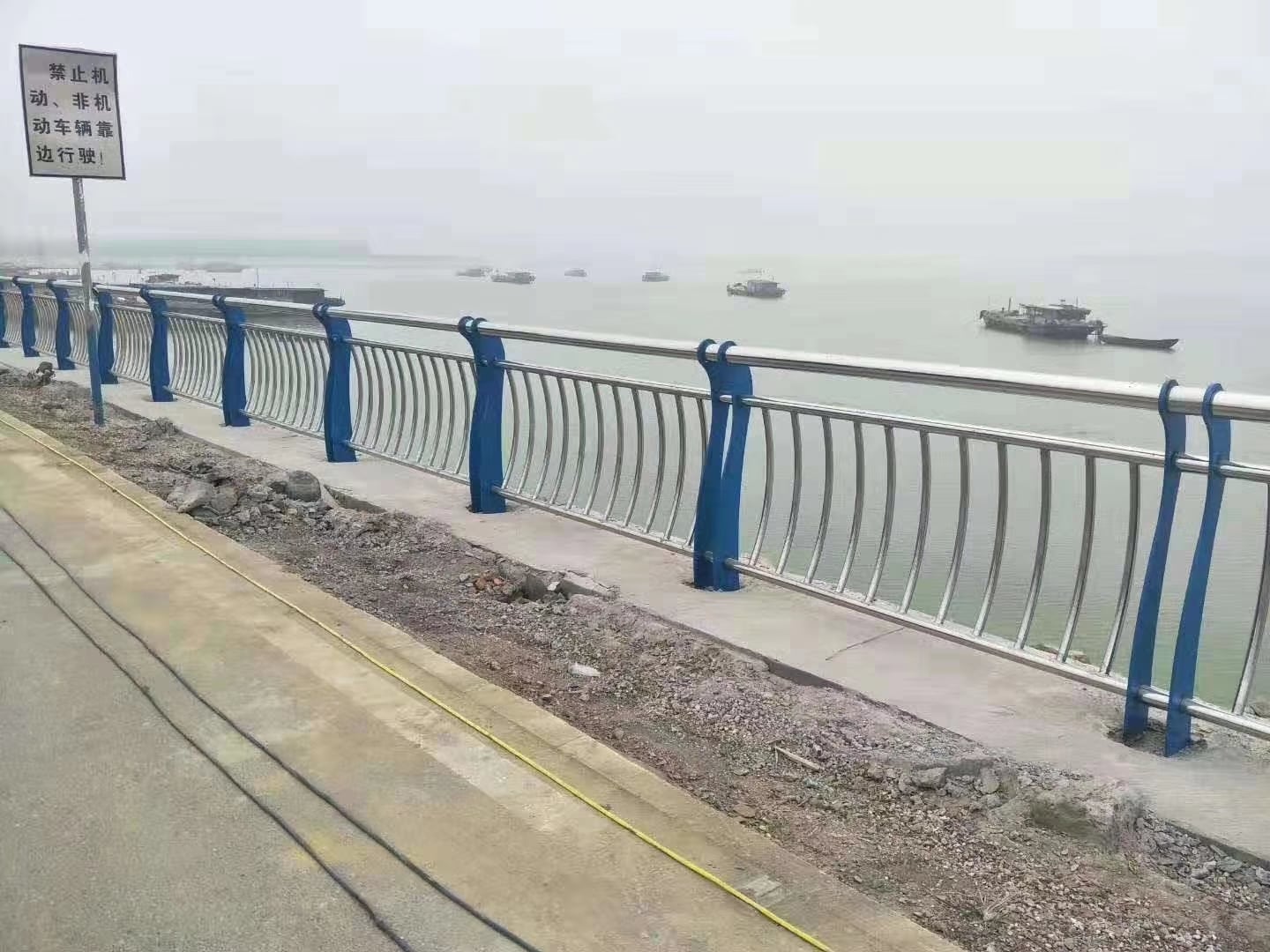 不銹鋼復(fù)合管護(hù)欄